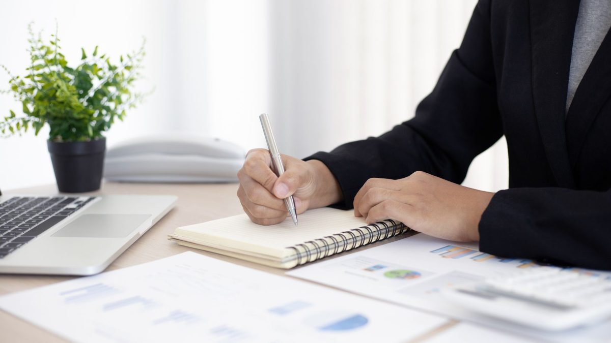 Poslovna osoba zapisuje bilješke uz financijske izvještaje i analizira porez na dobit.
