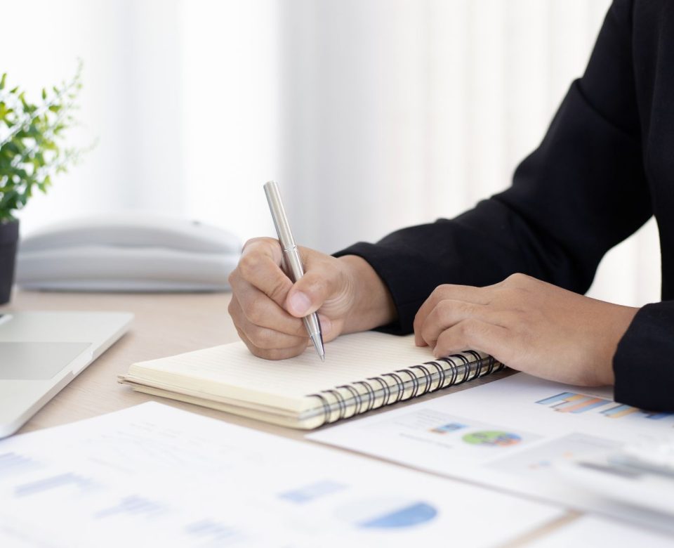 Poslovna osoba zapisuje bilješke uz financijske izvještaje i analizira porez na dobit.