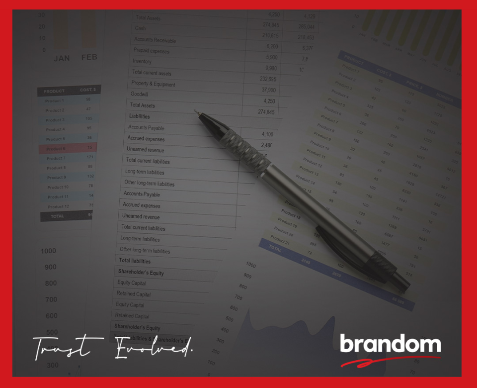 Financijski dokumenti s prikazom prihoda i rashoda te kemijska olovka na stolu, simbol obračuna plaće i poreznih obveza u 2026. godini.