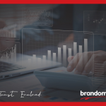 Poslovna osoba analizira financijske podatke i grafikone na ekranu, simbolizirajući otkrivanje prijevara i nepravilnosti u poslovanju.