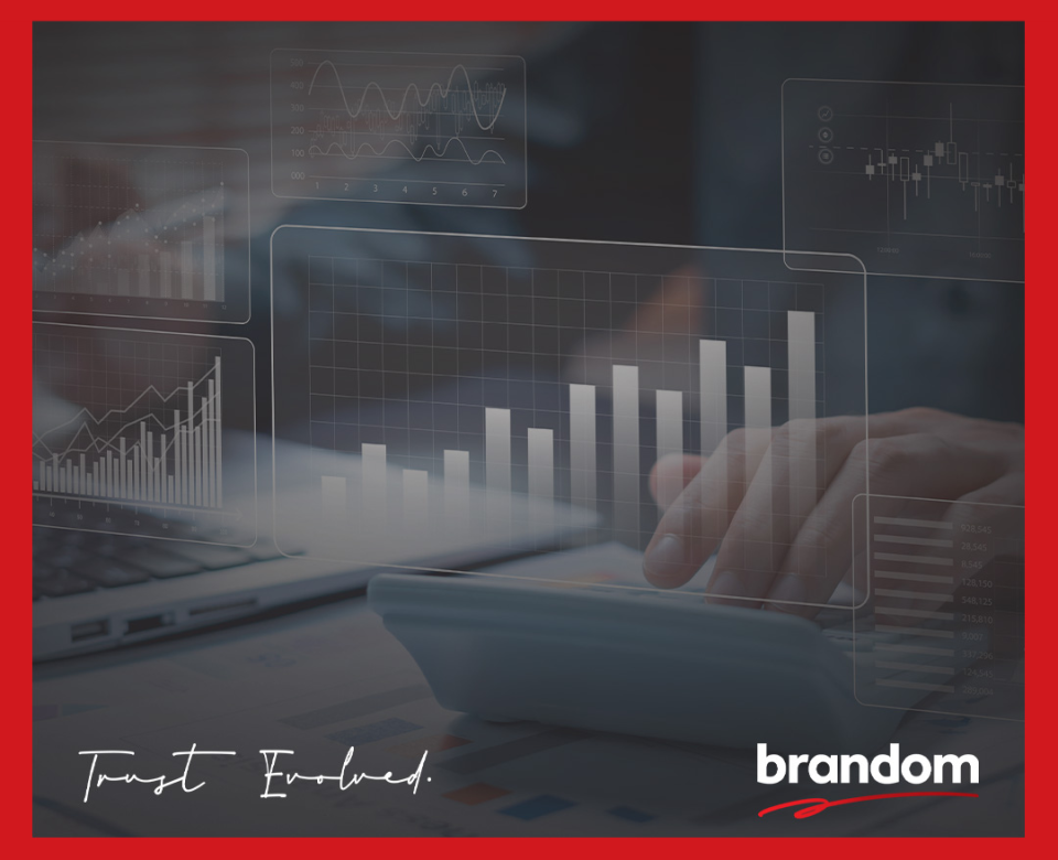 Poslovna osoba analizira financijske podatke i grafikone na ekranu, simbolizirajući otkrivanje prijevara i nepravilnosti u poslovanju.